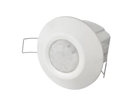 SpectrumLED HIR-21 PIR-sensor til nedsænket montering, set skråt forfra med rund, hvid front og sensorlinse.