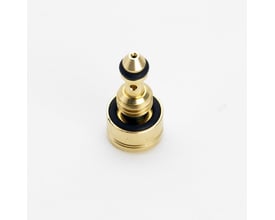 Nærbillede af Danfoss EV220B udligningsdyse i messing med sorte FKM O-ringe, vist med en O-ring monteret på en hvid baggrund.