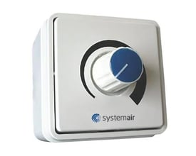 Hvid Systemair TR1A-regulator med blå drejeknap og indbygget afbryder til hastighedsregulering af EC-motor.