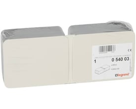 Legrand indstøbningsdåse til 8 moduler, pakket i klar plastfilm med mærkat der angiver produktinformation og stregkode.