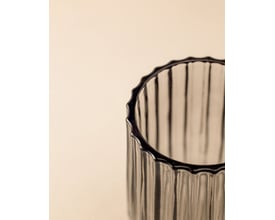 Cosmic fritstående tandkrus holder i grå, med en ribbet overflade og en bølget kant.