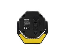 Ironside kompakt, genopladelig magnetisk arbejdslampe på 700 lm set bagfra med betjeningsknapper og gul holder.