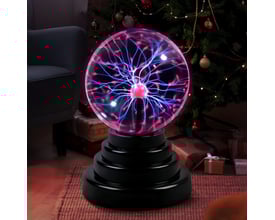 Plasma lampe med blå og lilla lysende tråde, placeret i en juledekoreret stue med juletræ og gaver.