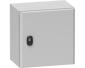 Vinkelbillede af Schneider Electric Spacial S3D vægskab, 600x600x200 mm, der viser skabets robuste stålkonstruktion og IP66-beskyttelse.