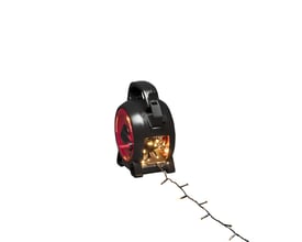 Konstsmide lyskæde med 150 varmhvide LED'er på sort kabeltromle, delvist udrullet på hvid baggrund.