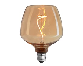 Tæt på en Brandy globe LED-pære på 4W, 1800K, med E27 fatning, vist isoleret på hvid baggrund.