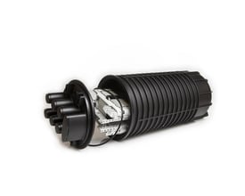 CommScope FIST-GC02 fibermuffe med sort, ribbet kapsling, flere kabelporte og synlige indvendige monteringsprofiler.