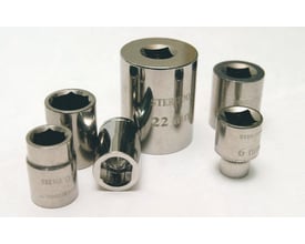 Sæt af sekskant-toppe i rustfrit stål, herunder en 22 mm og en 6 mm top, på en hvid baggrund.