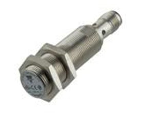 Carlo Gavazzi induktiv aftaster M18 med 8 mm rækkevidde, cylindrisk metalhus, gevind og sekskantmøtrik.