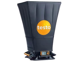 Testo 420 flowmåler med 610x610 mm tragt og et lille display, der viser måledata i et neutralt rum.