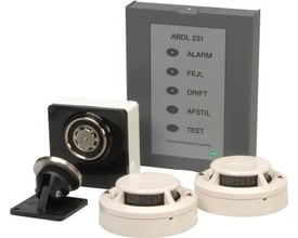 Schneider Electric ABDL 231-pakke med centralenhed, optiske røgdetektorer, sokler og dørholdemagnet.
