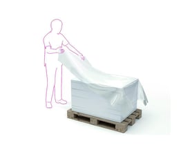 Antalis topfolie i 100% genanvendt plast anvendes til at dække en palle med hvide ark, hvilket illustrerer produktets beskyttelsesfunktion.