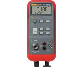 Fluke 718Ex 100G trykkalibrator med rød gummihylster, viser tryk og strømaflæsninger på digitalt display.