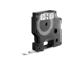 Dymo D1-tape til labelprintere, 9 mm med sort tekst på hvid tape, vist i kassette med tapeenden trukket ud.