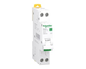 Schneider Electric Resi9 RCBO-kombiafbryder, 1P+N, 13 A og 30 mA, set skråt med tilslutninger og afbrydergreb.