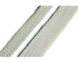 Detaljeret billede af hvidt glasfiberbændel med E-glas tekstur, 100x3 mm bredde, vist på en hvid baggrund.