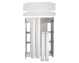 Schneider Electric rammekit til planforsænkning af FDP252/292, inkluderer ramme og bagplade i metal og hvid plast.