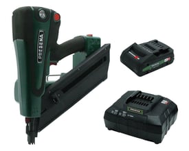 Prebena PKT8-PR100 18V akku sømpistol, med to 4Ah batterier og en oplader, vist isoleret på hvid baggrund.