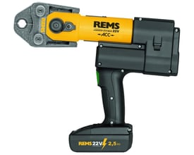 Rems Akku-Press 22V ACC radialpresse med sort og gul krop og et aftageligt 22V 2,5Ah batteri.