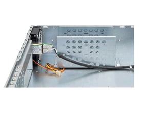 Indvendigt kig på Chieftec UNC-210T-B-U3-OP 2U rack kabinet med 400W PSU og drevpladser, vist i metal.
