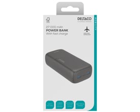 Deltaco sort powerbank på 27.000 mAh med to USB-A-porte og USB-C-port vist på emballagen.