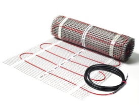 Danfoss DEVImat™ 150T varmemåtte med en byggehøjde på 3,0-3,5 mm, 230Vac og 150W/m², bredde 50 cm og længde 20 meter.