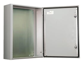 Vægskab 800x600x300mm, lysegrå, med åben dør der viser indre monteringsplade og label med produktdetaljer.