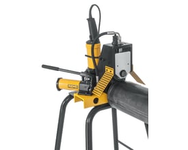 Rems Collum 2 notsikkemaskine monteret på et stativ med et sort rør tilføjet. Håndtag og hydraulikpumpe er synlige.