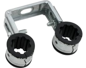 Walraven dobbelt rørklemme i stål med isolering til 28 mm rør, vist med beslag og skruer.