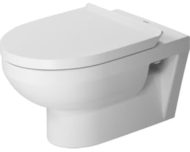 Nærbillede af et hvidt Duravit DuraStyle Basic vægtoilet med lukket SoftClose toiletsæde, monteret på en væg.