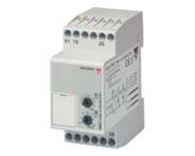 Carlo Gavazzi tidsrelæ med forsinket indkobling, set skråt forfra med tilslutninger og justeringsknapper synlige.