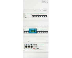 Hvid tavle med Schneider Acti9 komponenter, blå Solar Plus måler og transientbeskyttelse, fremstillet i UG18 hvid afdækning.