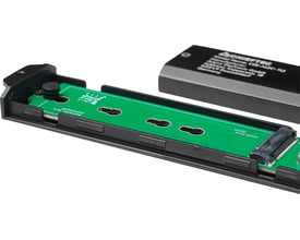 Chieftec eksternt kabinet til M.2 SSD med sort hus, åbent så det grønne printkort og det separate låg ses.