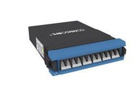 CommScope G2 Singlemode MPO-12 distributionsmodul med 1x12F MPO til 12F LC Blå, Method A Pair LIGE, vist på hvid baggrund.