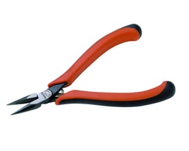 Bahco spidstang 135 mm til elektronik, vist med fokus på den sorte, rustbeskyttede overflade og de glatte kæber.