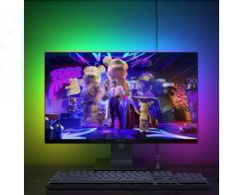 PC Sync RGBIC LED strip monteret omkring en 24" computerskærm, der viser et spil med farverig baggrundsbelysning.