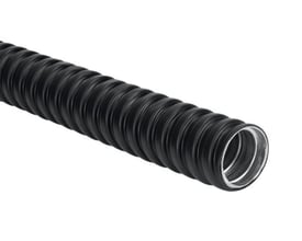 HellermannTyton HelaGuard PCS galvaniseret stålslange, Ø25mm, sort PVC-belægning, set fra den ene ende mod den fleksible, korrugerede overflade.