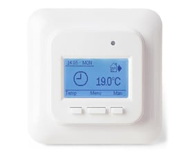 Heatcom HC71 digital termostat i hvid, vist fra en let vinkel, med tydeligt blåt display og tre betjeningsknapper.