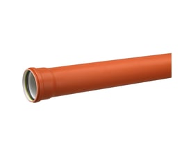 Uponor Ultra Classic kloakrør i rødbrun PP med muffe, set skråt fra enden med den åbne tilslutning synlig.