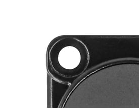 Sort Delock D-type-modul med to USB-A-hunstik på hver side; her ses hjørnet af monteringsflangen med hul.