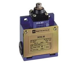Schneider Electric XCK-M endestop med stempelhoved set fra siden, med tydelig mærkning og metalhus. Kontakttype 1 NO/1 NC.
