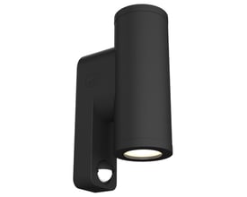Sort Ansell Lighting Reef S væglampe med cylindrisk armatur, op- og nedlys samt synlig PIR-sensor.