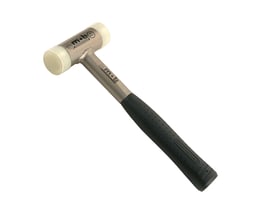 M&B dødslagshammer med 50mm gummihoved og sort plasthåndtag, 1120g vægt, vist på hvid baggrund.