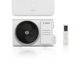 Komplet Bosch Climate 3000i varmepumpesæt med udedel, indedel med display og fjernbetjening vist samlet på hvid baggrund.