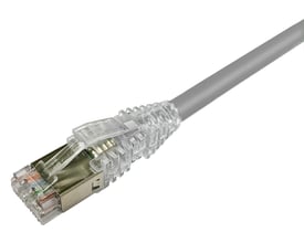 CommScope patchkabel KAT.6A S/FTP LSZH 20m grå, viser den transparente RJ45-stik og grå kabel på hvid baggrund.