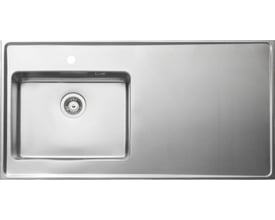 Top view af Intra Juvel QUBE stålbord, 1200x600 mm, rustfrit stål, med vask og afløbssystem monteret til venstre.