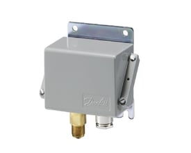 KPS 33 pressostat fra Danfoss, vist fra siden med fokus på den grå metalboks og tilslutningerne.