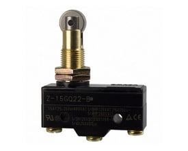 Omron basisafbryder med panelmonteret rullestempel og skrueterminaler, 15A SPDT, med tydelige mærkninger på sort hus.