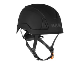 Sort Kask Primero Air sikkerhedshjelm set skråt fra siden med justerbar hagerem og fastgørelsesspænde, størrelse 52-63 cm.