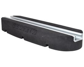 Nærbillede af Walraven Ursus BUP fod support systemet, der viser BIS Ursus 400 logo og metal skinne til rør, kanaler eller kabler.